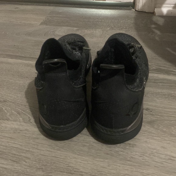 I’m selling Kevin Durant shoes size 8 - Picture 2 of 3